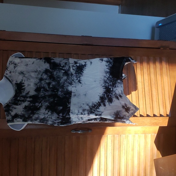 2 Tanks, 1 Built in bra tank top old navy xl And 1 Xxxl Dressfo Handkerchiefgray - Picture 4 of 4